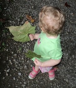 2011-08-01 - Katie Finds A Leaf